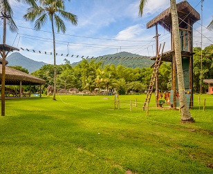 O VELINN Camping Ilhabela está ao lado das corredeiras e em meio à natureza equipado com pontos de energia 220v, iluminação, banheiros, tanques, churrasqueiras, piscina, parque infantil, quiosque com redário e em breve o espaço gourmet. Integrado ao Ilh